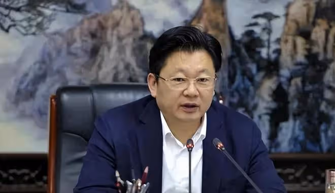 南陽市委書記朱是西被查，曾因手上戴留置針開會走紅，學歷不一般