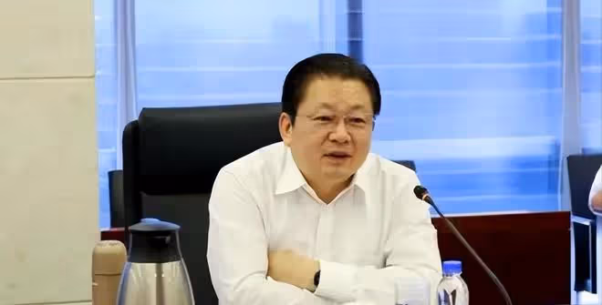 南陽市委書記朱是西被查，曾因手上戴留置針開會走紅，學歷不一般