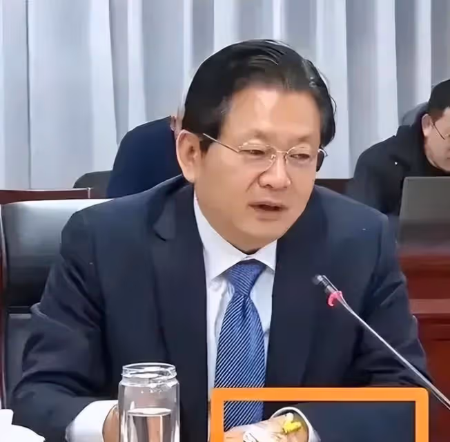 南陽市委書記朱是西被查，曾因手上戴留置針開會走紅，學歷不一般