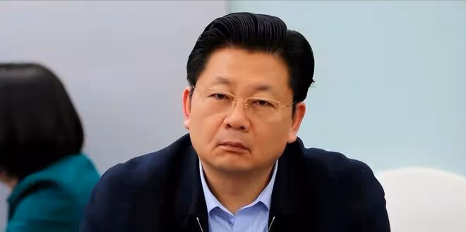 南陽市委書記朱是西被查，曾因手上戴留置針開會走紅，學歷不一般