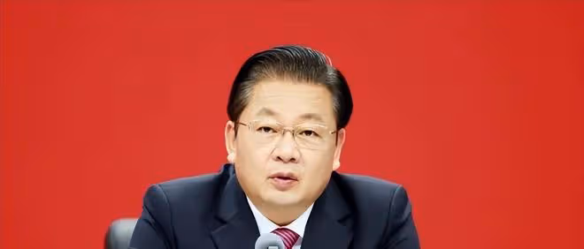 南陽市委書記朱是西被查,曾因手上戴留置針開會走紅,學歷不一般