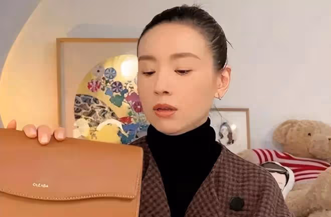 董潔反穿瑜伽褲直播疑擦邊身材幹癟似老太婆,怕尷尬閃躲鏡頭!