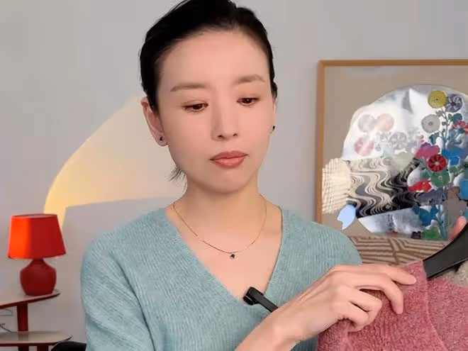 董潔反穿瑜伽褲直播疑擦邊身材幹癟似老太婆,怕尷尬閃躲鏡頭!