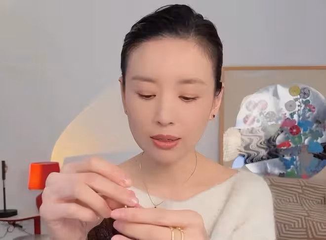 董潔反穿瑜伽褲直播疑擦邊身材幹癟似老太婆,怕尷尬閃躲鏡頭!
