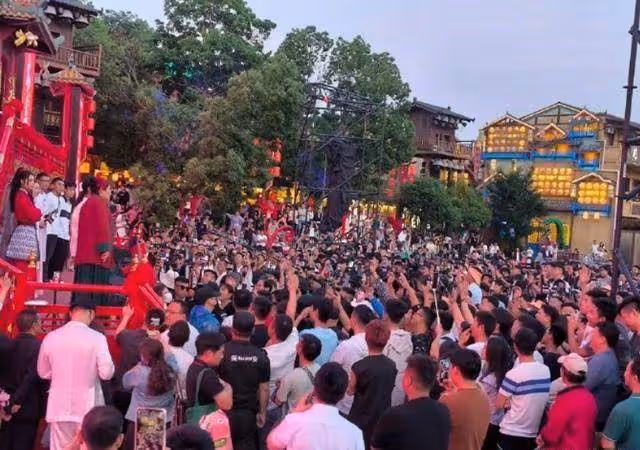 開封王婆現身武漢巡演說媒!7對牽手成功,現場人群擁擠