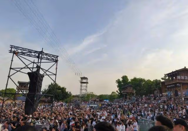開封王婆現身武漢巡演說媒!7對牽手成功,現場人群擁擠
