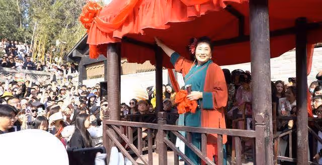 開封王婆現身武漢巡演說媒!7對牽手成功,現場人群擁擠