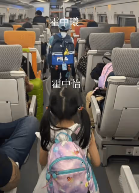 郭晶晶帶娃去深圳,3個孩子背書包坐高鐵,霍中曦比倆妹妹高一頭