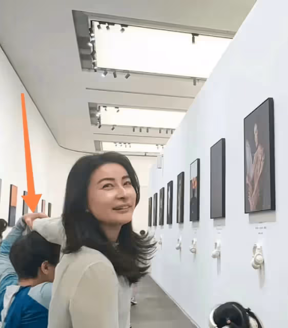郭晶晶帶娃去深圳,3個孩子背書包坐高鐵,霍中曦比倆妹妹高一頭