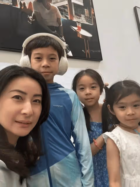 郭晶晶帶娃去深圳,3個孩子背書包坐高鐵,霍中曦比倆妹妹高一頭