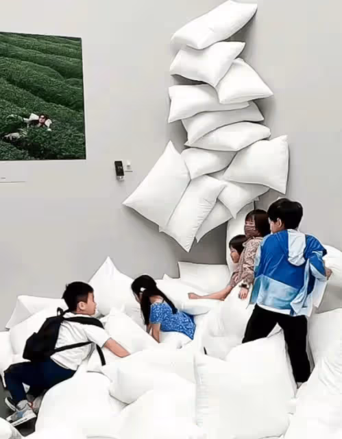 郭晶晶帶娃去深圳,3個孩子背書包坐高鐵,霍中曦比倆妹妹高一頭