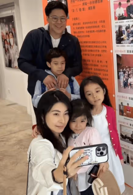 郭晶晶帶娃去深圳,3個孩子背書包坐高鐵,霍中曦比倆妹妹高一頭