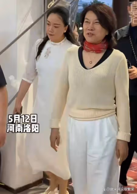 真敢啊!董明珠穿漢服現身河南洛陽,說實話:輕了三四十歲