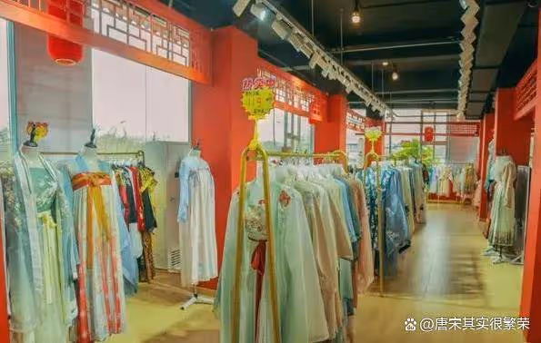 真敢啊!董明珠穿漢服現身河南洛陽,說實話:輕了三四十歲