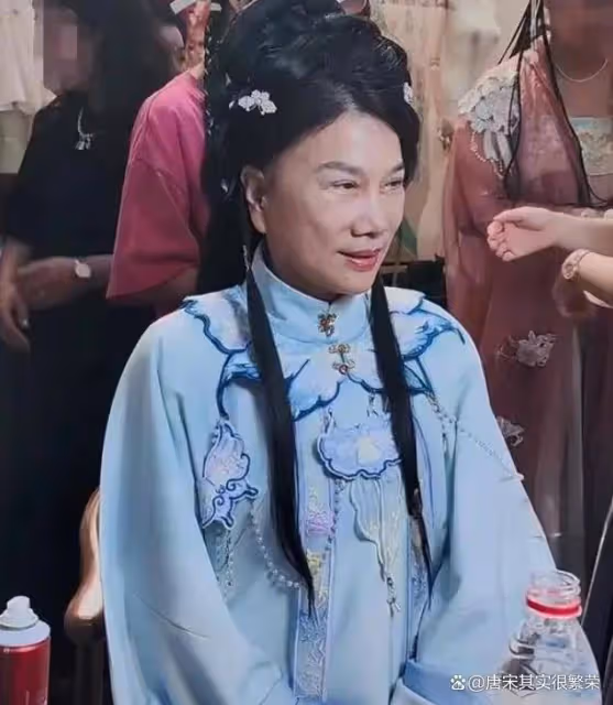 真敢啊!董明珠穿漢服現身河南洛陽,說實話:輕了三四十歲