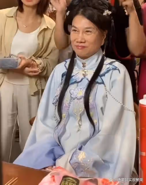 真敢啊!董明珠穿漢服現身河南洛陽,說實話:輕了三四十歲