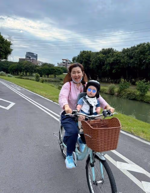 任家萱曬兒子近照,8個月小腰果肉嘟嘟很可愛,坐自行車一臉萌態