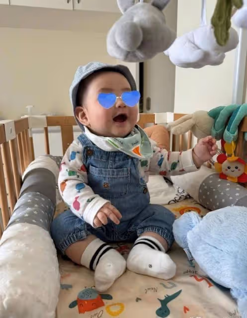 任家萱曬兒子近照,8個月小腰果肉嘟嘟很可愛,坐自行車一臉萌態