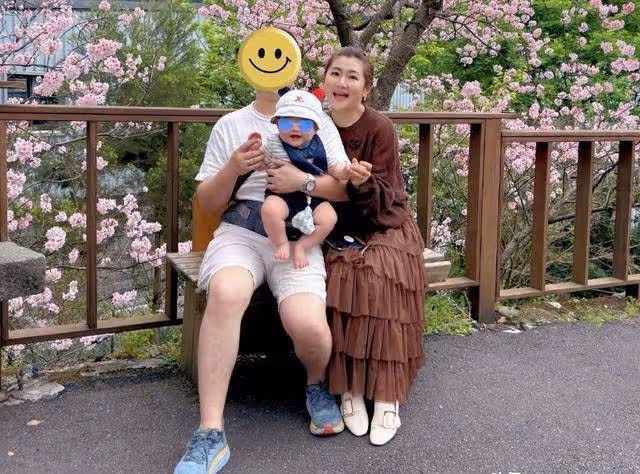 任家萱曬兒子近照,8個月小腰果肉嘟嘟很可愛,坐自行車一臉萌態
