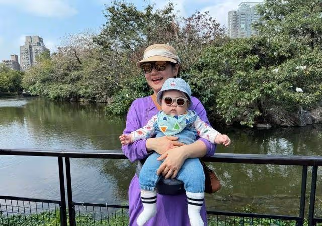 任家萱曬兒子近照,8個月小腰果肉嘟嘟很可愛,坐自行車一臉萌態