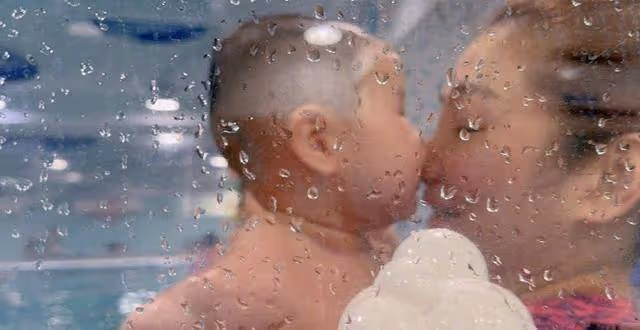 任家萱曬兒子近照,8個月小腰果肉嘟嘟很可愛,坐自行車一臉萌態