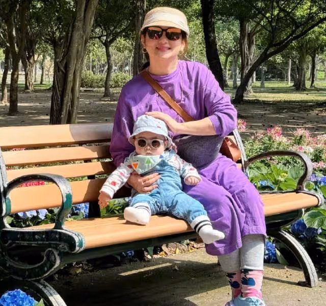 任家萱曬兒子近照,8個月小腰果肉嘟嘟很可愛,坐自行車一臉萌態
