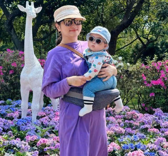 任家萱曬兒子近照,8個月小腰果肉嘟嘟很可愛,坐自行車一臉萌態