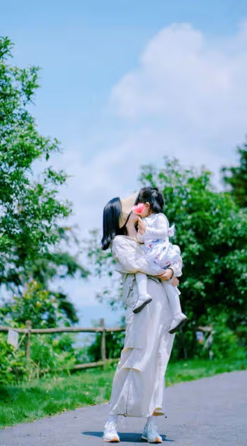 謝娜罕見曬母女照,張傑小女兒3歲萌照曝光,溫馨親吻畫面超有愛