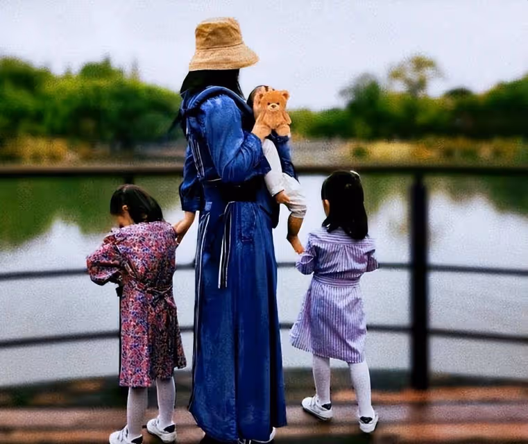 謝娜罕見曬母女照,張傑小女兒3歲萌照曝光,溫馨親吻畫面超有愛