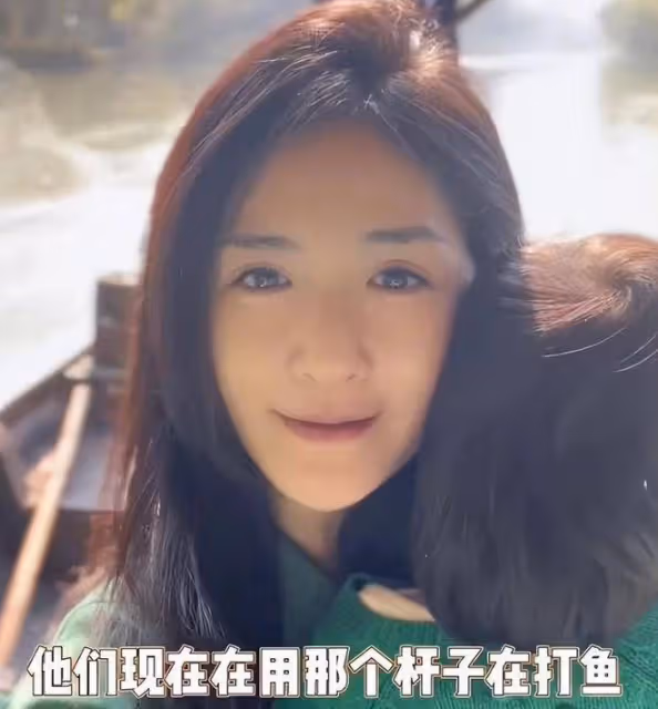 謝娜罕見曬母女照,張傑小女兒3歲萌照曝光,溫馨親吻畫面超有愛