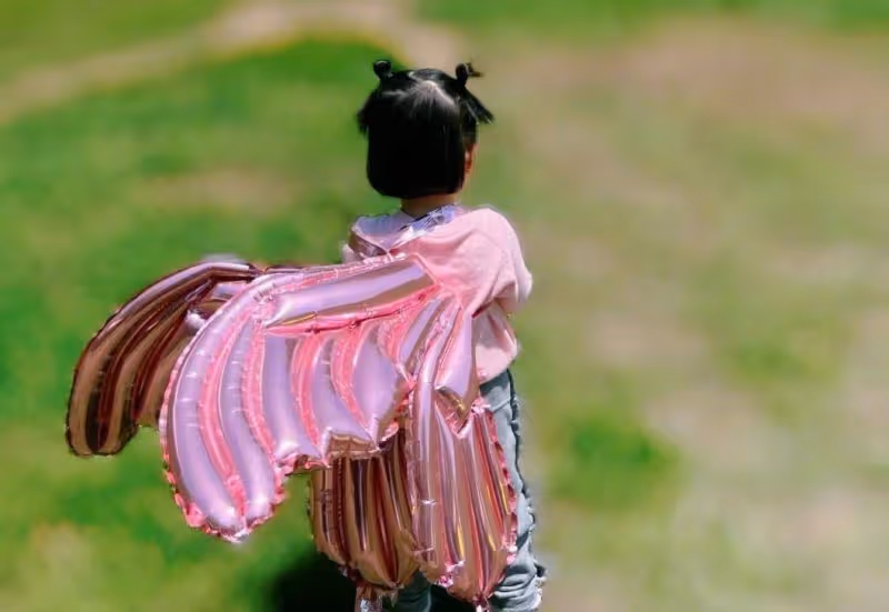 謝娜罕見曬母女照,張傑小女兒3歲萌照曝光,溫馨親吻畫面超有愛