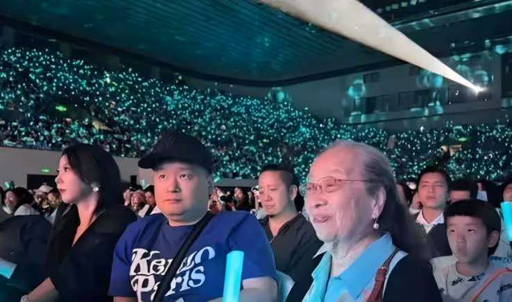 蘇有朋演唱會：周芷若和小昭重逢，網友卻被珠兒驚艷到了