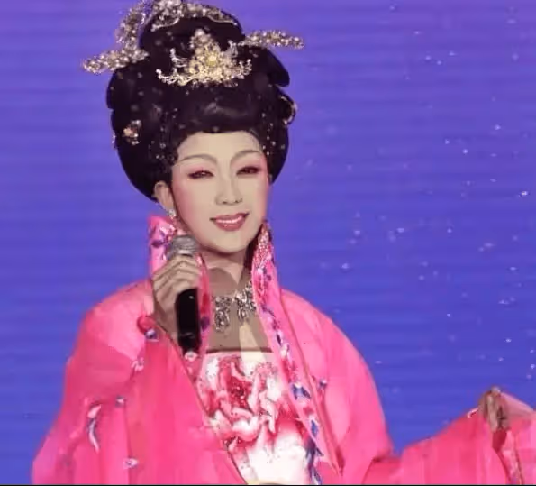 情史成謎!李玉剛被曝三婚娶烏克蘭美女,兩人還有個混血女兒?