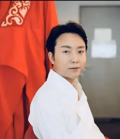情史成謎!李玉剛被曝三婚娶烏克蘭美女,兩人還有個混血女兒?