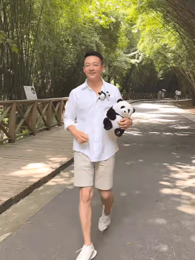 汪小菲馬筱梅牽手旅遊,看大熊貓心情好,到自家餐廳吃飯,又秀恩愛
