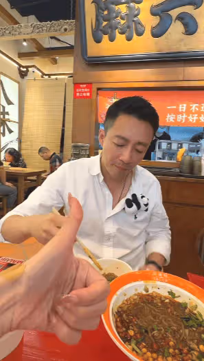 汪小菲馬筱梅牽手旅遊,看大熊貓心情好,到自家餐廳吃飯,又秀恩愛