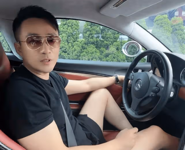 汪小菲馬筱梅牽手旅遊,看大熊貓心情好,到自家餐廳吃飯,又秀恩愛