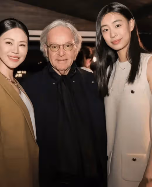 佟大為女兒亮相活動,15歲佟含月身材比例不輸女星,關悅一臉自豪