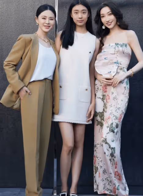 佟大為女兒亮相活動,15歲佟含月身材比例不輸女星,關悅一臉自豪