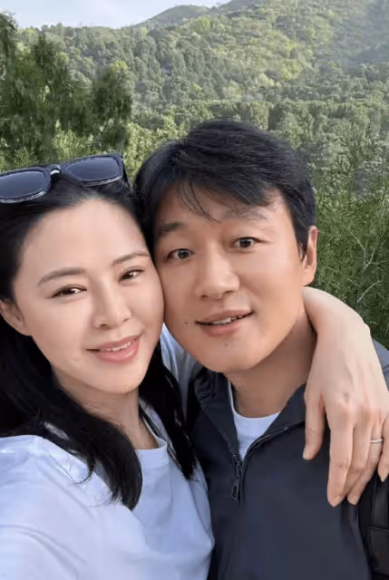 佟大為女兒亮相活動,15歲佟含月身材比例不輸女星,關悅一臉自豪