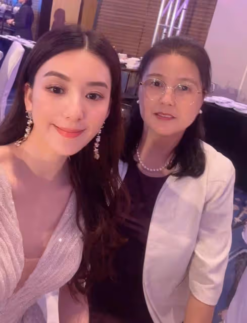 方媛母親節曬合照,女兒顏值越來越高,郭富城岳母氣質出眾!