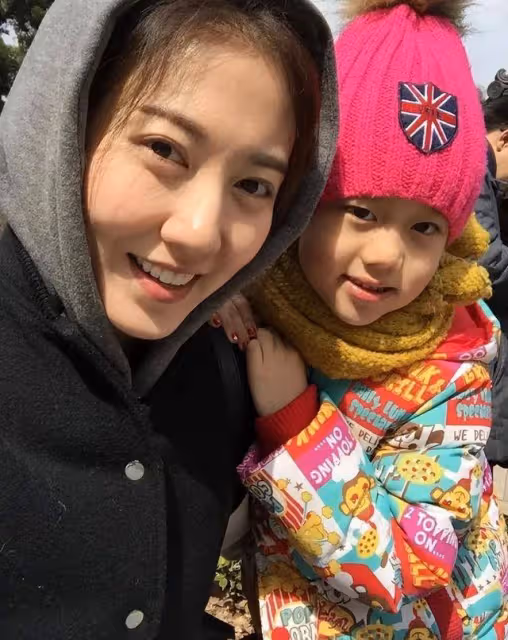 高露15歲女兒出鏡,膚白貌美還有小酒窩,邊讀國際學校邊拍戲賺錢