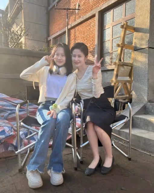 高露15歲女兒出鏡,膚白貌美還有小酒窩,邊讀國際學校邊拍戲賺錢