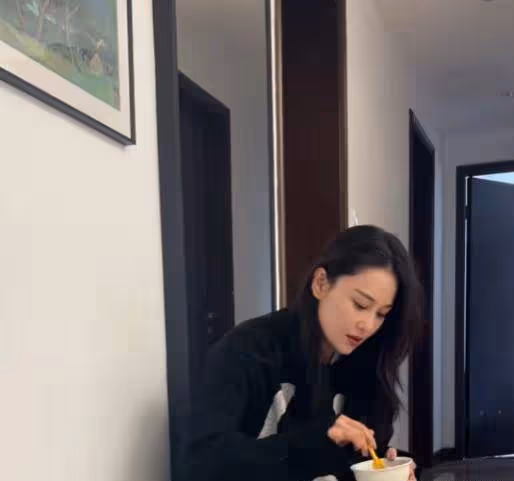 張馨予曬廣東的別墅,老公抱貓出鏡,恩愛幸福惹人羨慕