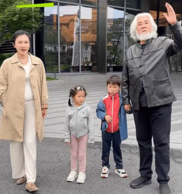 張紀中一家現身烏鎮,72歲高齡抱著5歲兒子,妻子孕4個月顯懷了
