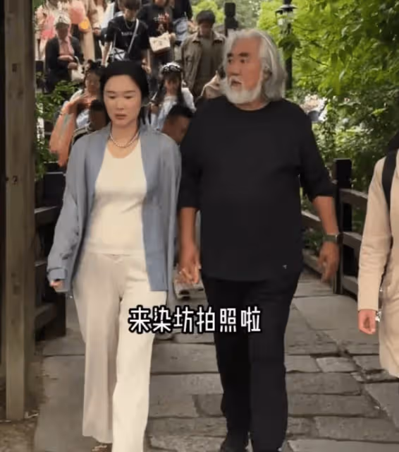 張紀中一家現身烏鎮,72歲高齡抱著5歲兒子,妻子孕4個月顯懷了