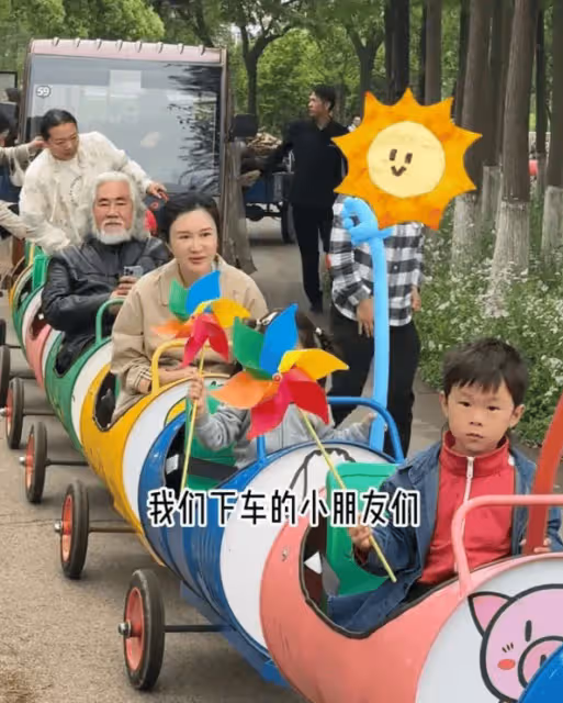 張紀中一家現身烏鎮,72歲高齡抱著5歲兒子,妻子孕4個月顯懷了