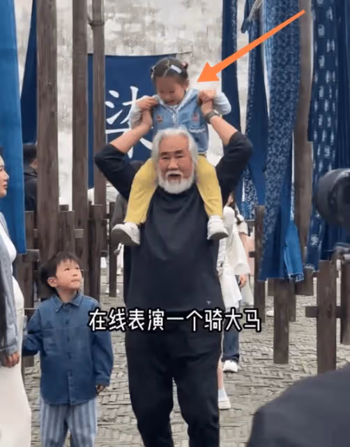 張紀中一家現身烏鎮,72歲高齡抱著5歲兒子,妻子孕4個月顯懷了
