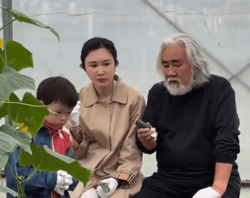 張紀中一家現身烏鎮,72歲高齡抱著5歲兒子,妻子孕4個月顯懷了
