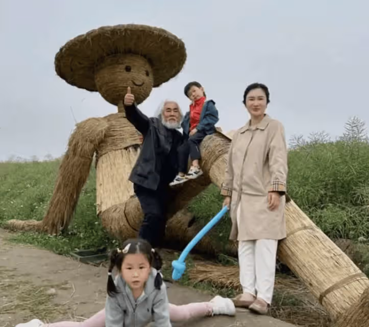 張紀中一家現身烏鎮,72歲高齡抱著5歲兒子,妻子孕4個月顯懷了